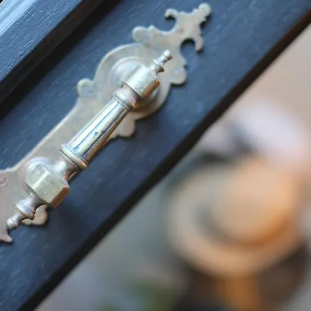 La Maison De Petit Thomas Bed & Breakfast *